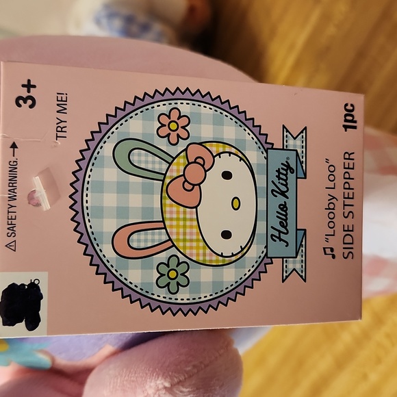 HELLO KITTY 2022 EASTER BUNNY SIDE STEPPER - Picture 5 of 5